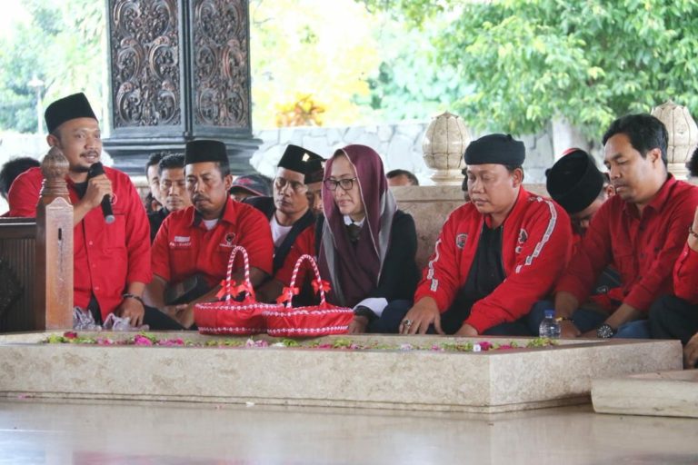 HUT Ke-47, DPC PDIP Bojonegoro Kunjungi Makam Bung Karno