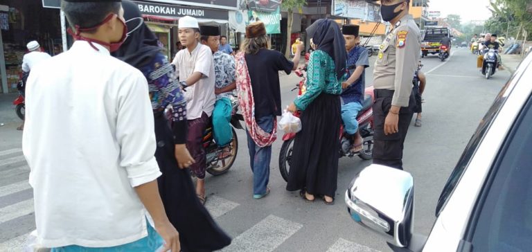 IPNU-IPPNU Robatal Bagikan Masker dan Takjil Untuk Masyarakat di Jalan