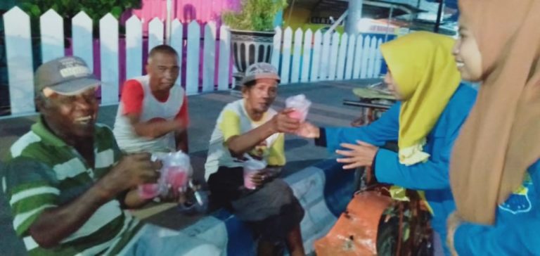 KOPRI PMII Probolinggo Bagikan Takjil dan Sembako ke Pengguna Jalan Slamet Riyadi