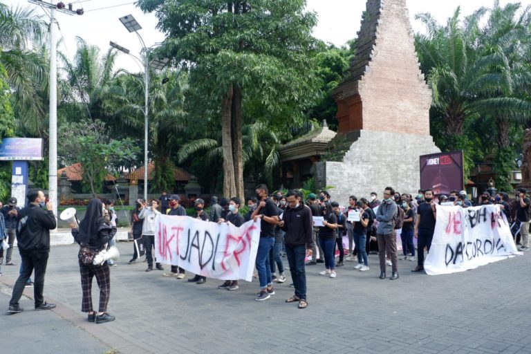 Puluhan mahasiswa Universitas Brawijaya (UB) yang tergabung dalam Aliansi Mahasiswa Resah (Amarah) Brawijaya menggelar aksi menuntut penurunan Uang Kuliah Tunggal (UKT) dan Transparansi Keuangan Kampus Selama Masa Pandemi (Sumber Foto: Noval)