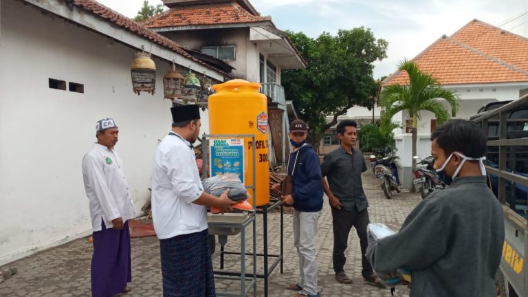 Cegah Corona di Pesantren dan Pasar Tradisional, PMII Probolinggo Bagi Wastafel dan Masker Kain