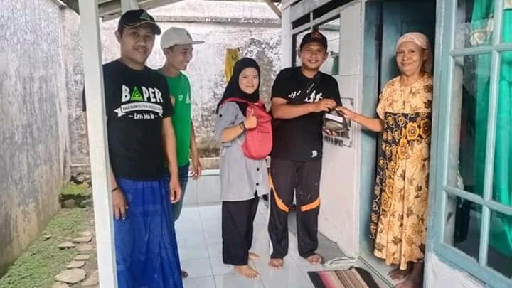 Perkuat Ukhuwah, PAC GP Ansor Randuagung Bagi-bagi Daging Qurban