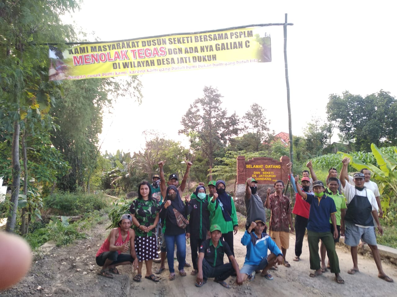 Warga Pasang Spanduk Penolakan Galian C di Dusun Seketi Mojokerto