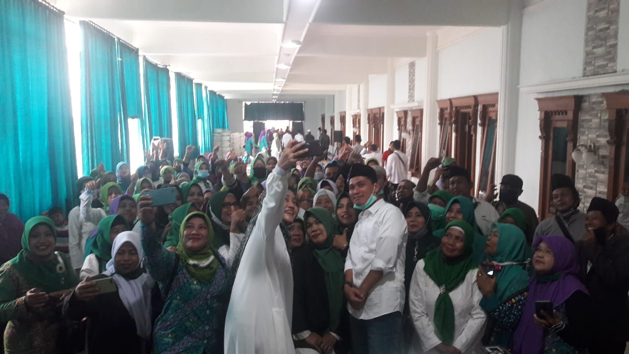 Saat kader PKB Kabupaten Mojokerto foto bareng dengan pasangan Ikfina Fahmawati dan Muhammad Al-Barra (IKBAR). (Foto: Istimewa)