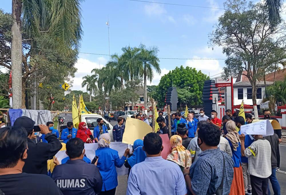 Marak Pencuri Kayu di Blitar, Mahasiswa dan Pegiat Lingkungan Gelar Aksi di Depan KPH