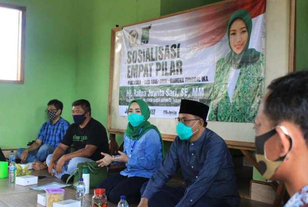 Anggota Majelis Permusyawatan Rakyat (MPR) Fraksi Partai Kebangkitan Bangsa (PKB), Ratna Juwita Sari saat melakukan Sosialisasi 4 Pilar Kebangsaan di Kabupaten Tuban secara 'Door To Door". (Foto: Te Es)