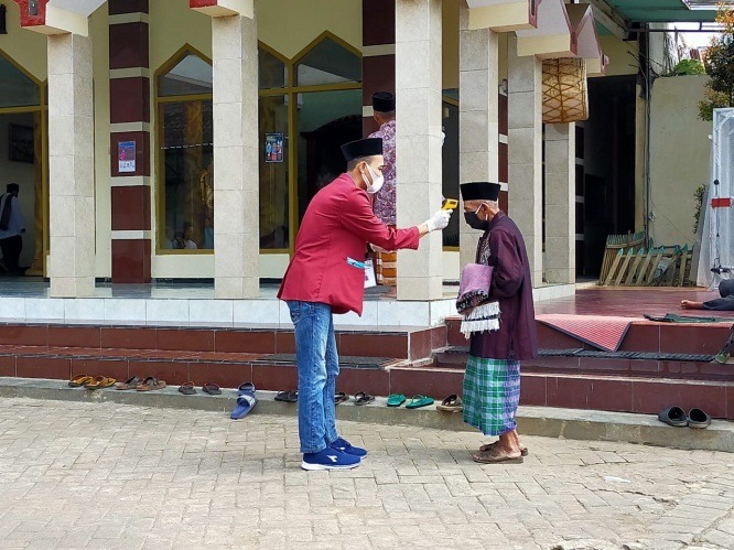 Cegah Penyebaran Corona, Mahasiswa PMM UMM Adakan Cek Suhu Tubuh Jamaah Shalat Jumat Masjid Ar-Rochman