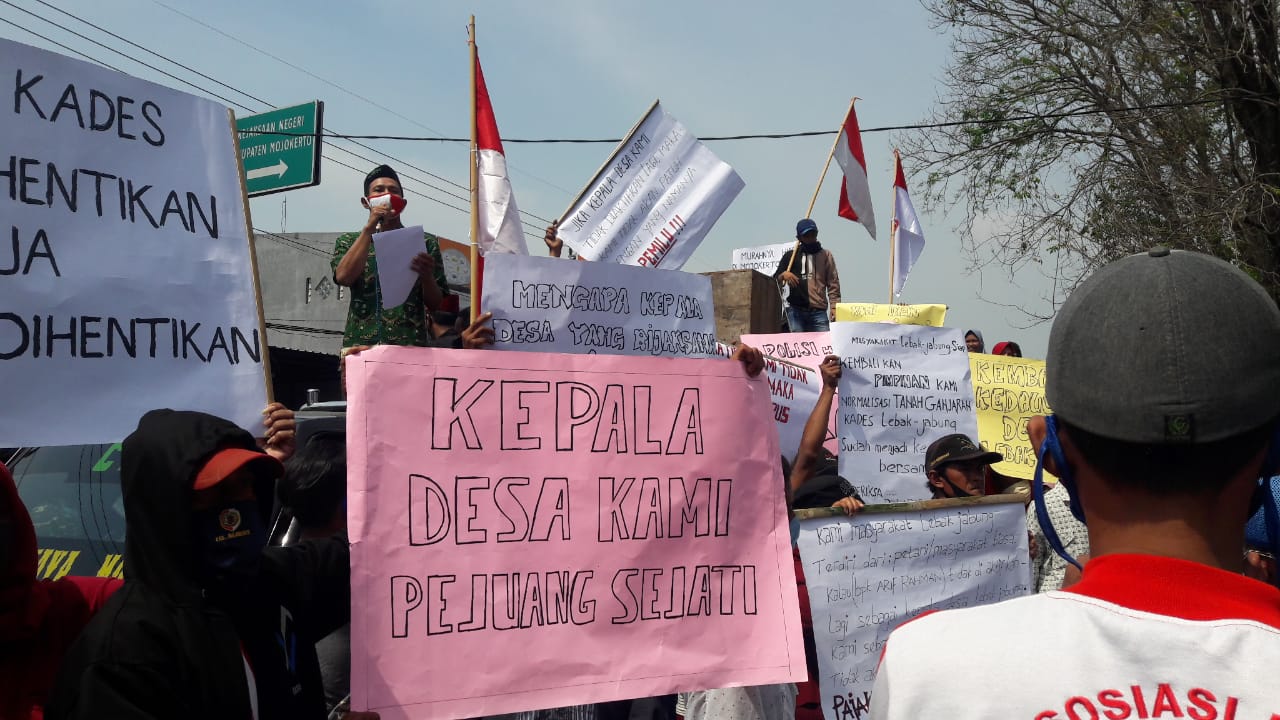 Aksi warga Desa Lebak Jabung, Kecamatan Jatirejo, Kabupaten Mojokerto di depan kantor Kejaksaan Negeri (Kejari) Kabupaten Mojokerto