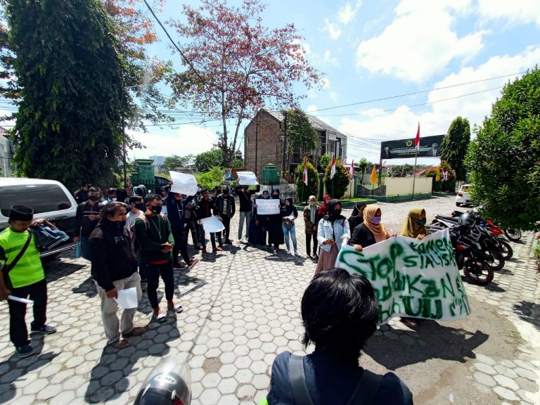 Mahasiswa UIJ Segel Kampus, Tuntut UKT Diturunkan