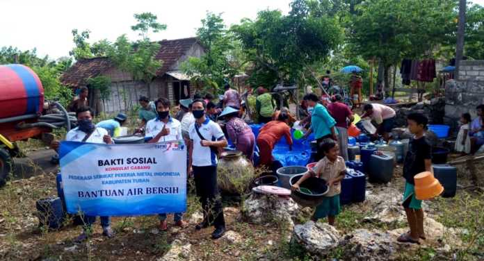 Foto: Saat Warga Dusun Timangboro Desa Grabagan Antri Pengambilan Air Bersih