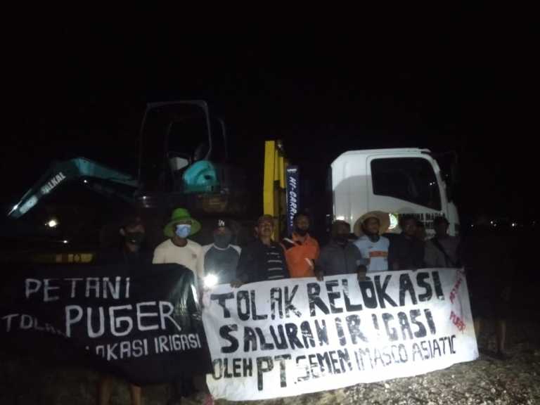 Puluhan Petani Puger Bersama PMII Jember Sandera Alat Berat Dinas PUBM SDA