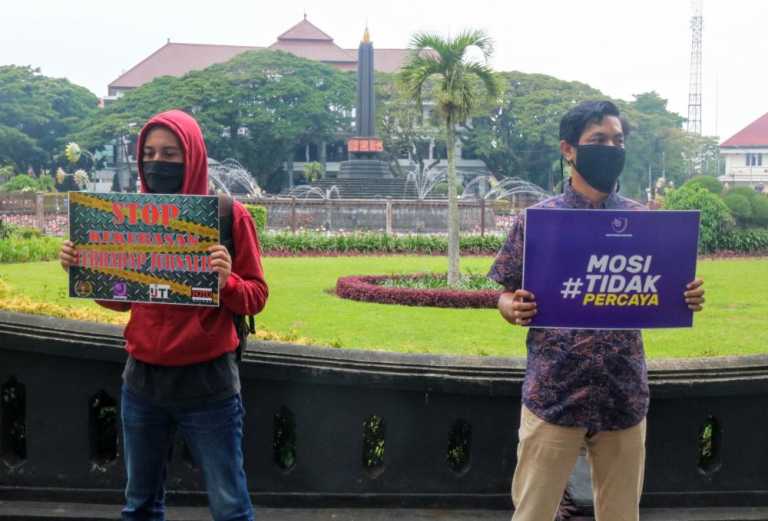 Jurnalis Malang Raya melakukan aksi mengecam kekerasan terhadap sejumlah jurnalis. IDN Times/ Alfi Ramadana