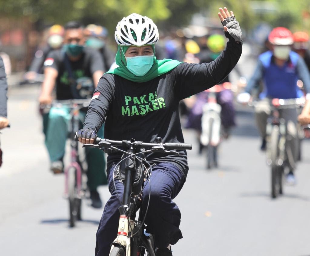 Gubernur Khofifah Gowes di Situbondo dengan outfit sarung sambil kampanye potokol kesehatan. (Foto: Istimewa)