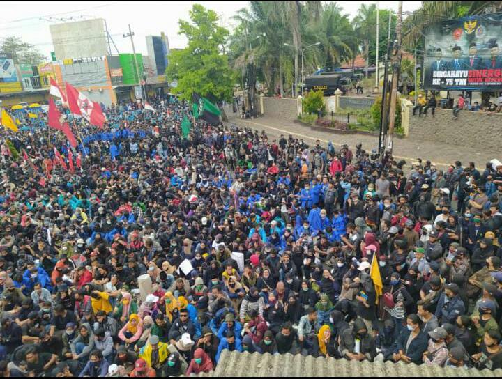 Aksi besar #JemberMenggugat Tolak UU Cipta Kerja. (Foto: Beritabaru.co/Ulfatus Soimah)
