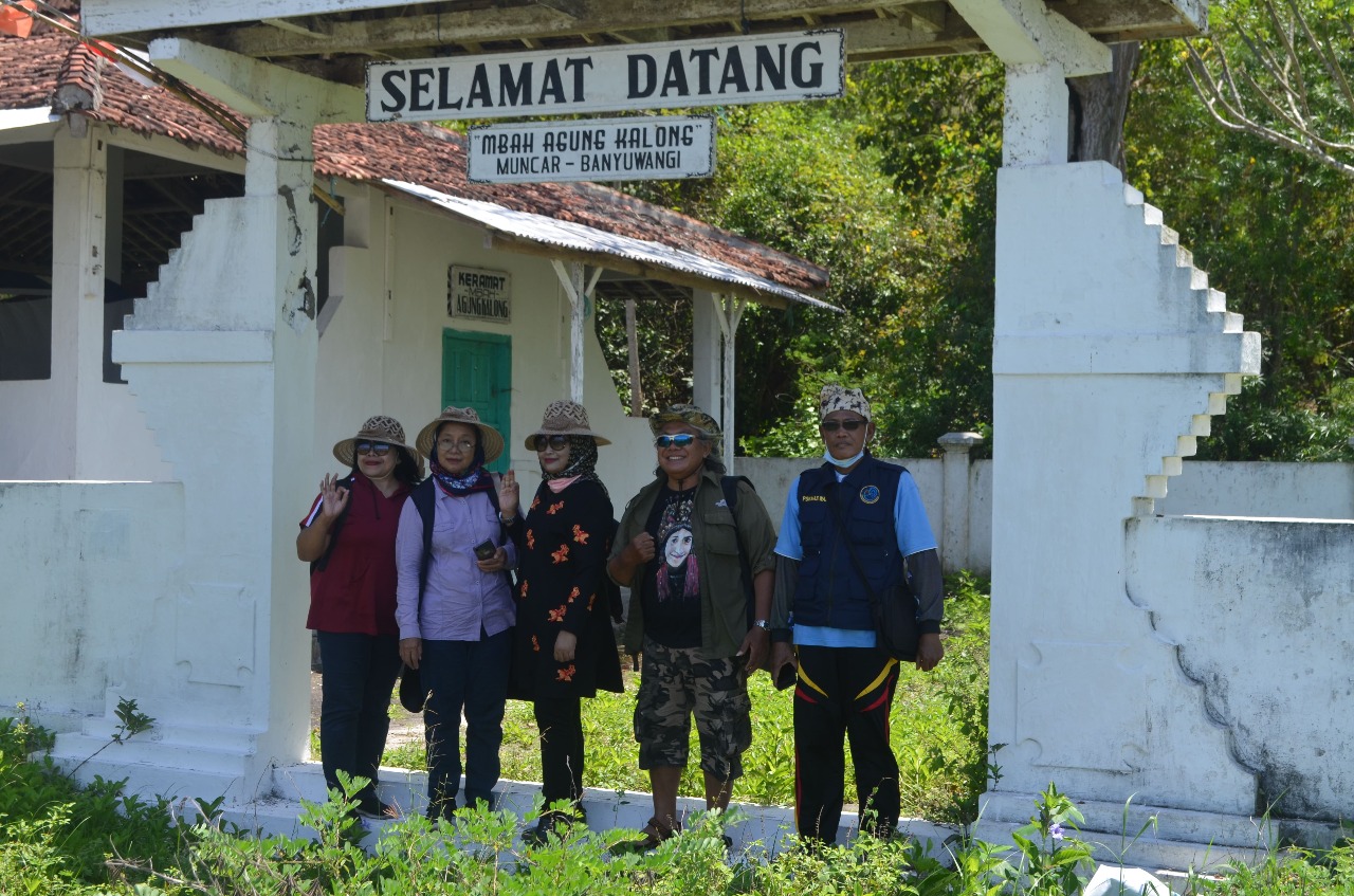 Tim Periset berada di gerbang Makam Mbah Agung Kalong. (Foto: Beritabaru.co/Rizal Kurniawan)