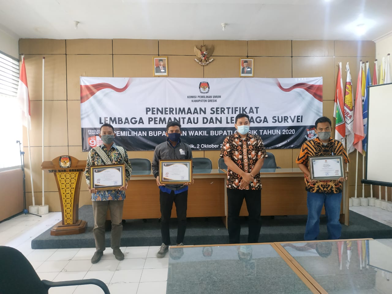 penyerahan sertifikat dipandu langsung oleh Komisioner Divisi SDM dan Parmas KPU Gresik Makmun.