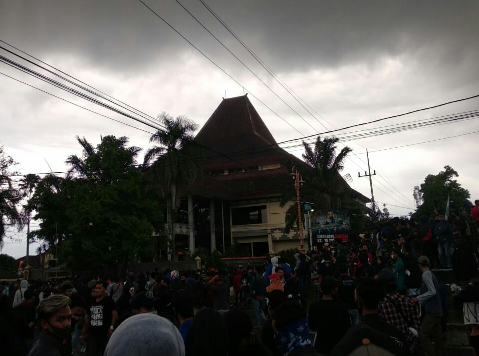 Aliansi Jember Menggugat Kembali Duduki Gedung DPRD Jember