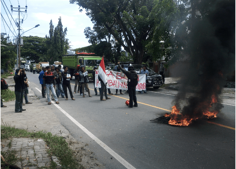 Peringati Hari Sumpah Pemuda, ABRI Unjuk Rasa di Jalan Poros Parepare-Pinrang. Rabu, (28/10). Husnil