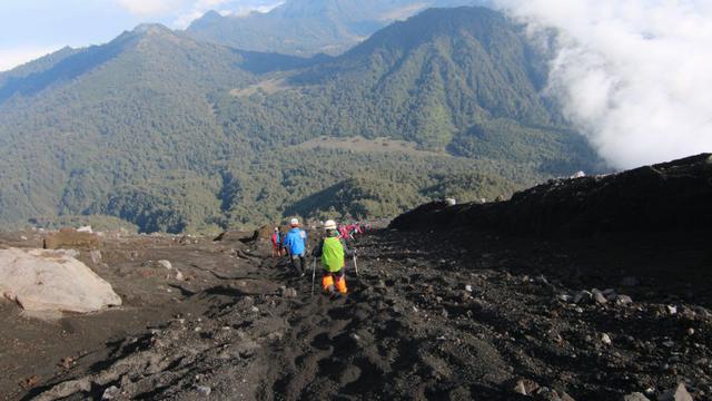 Jalur Pendakian Ditutup Sementara, Gunung Semeru Terus Luapkan Lava Pijar