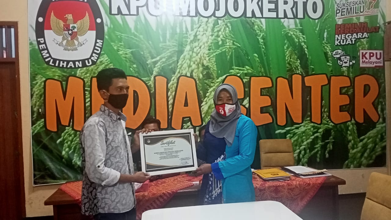 KPU Mojokerto Beri Akreditasi 2 Lembaga Pemantau dan 1 Lembaga Survei Pilkada 2020