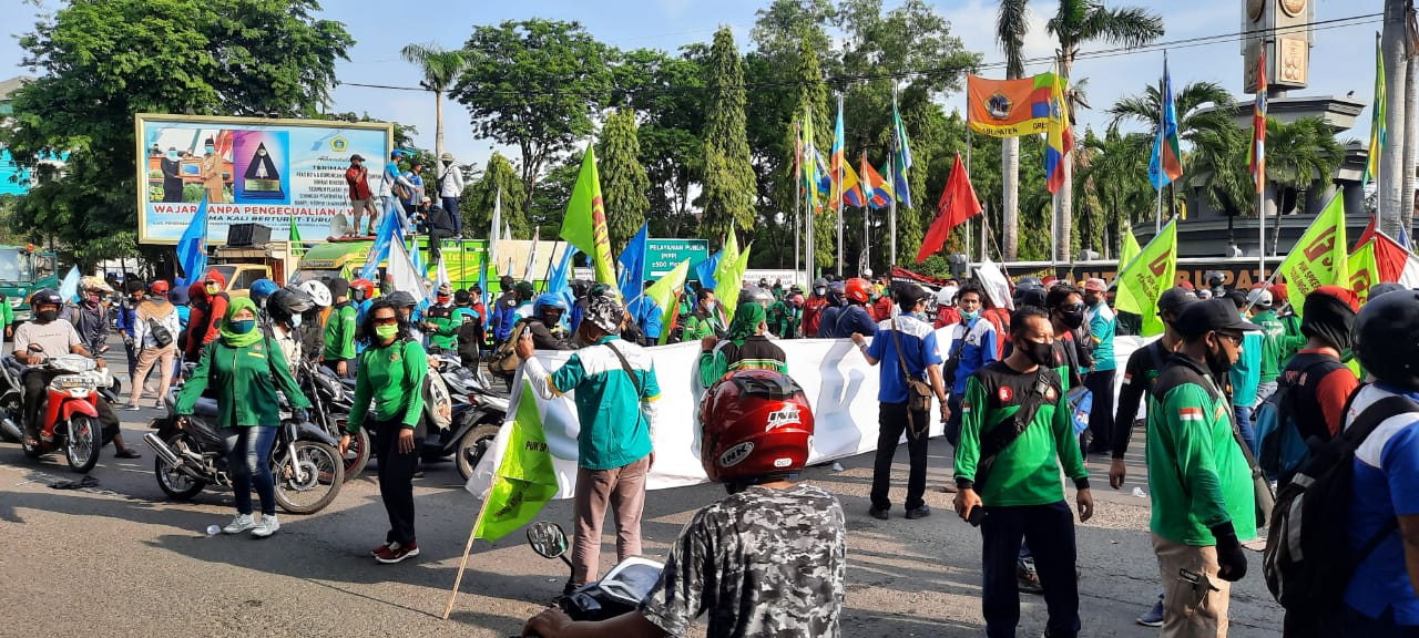 Ribuan Buruh di Gresik Tolak Rencana Penurunan UMK 2021