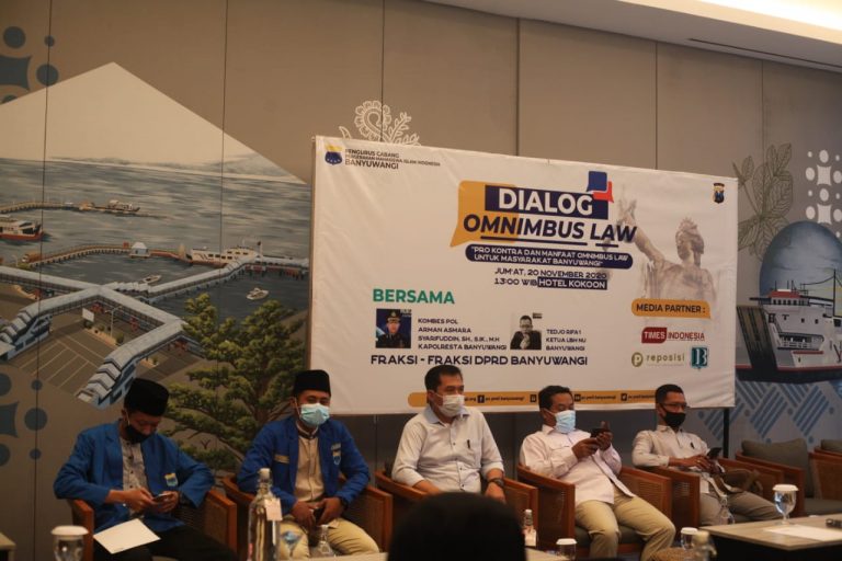 Dialog Omnibus Law dengan tema "Pro Kontra dan Manfaat Omnibus Law UU Cipta Kerja untuk Masyarakat Banyuwangi" pada Jumat (20/11/2020). (Foto: Beritabaru.co/ Ulfatus Soimah)