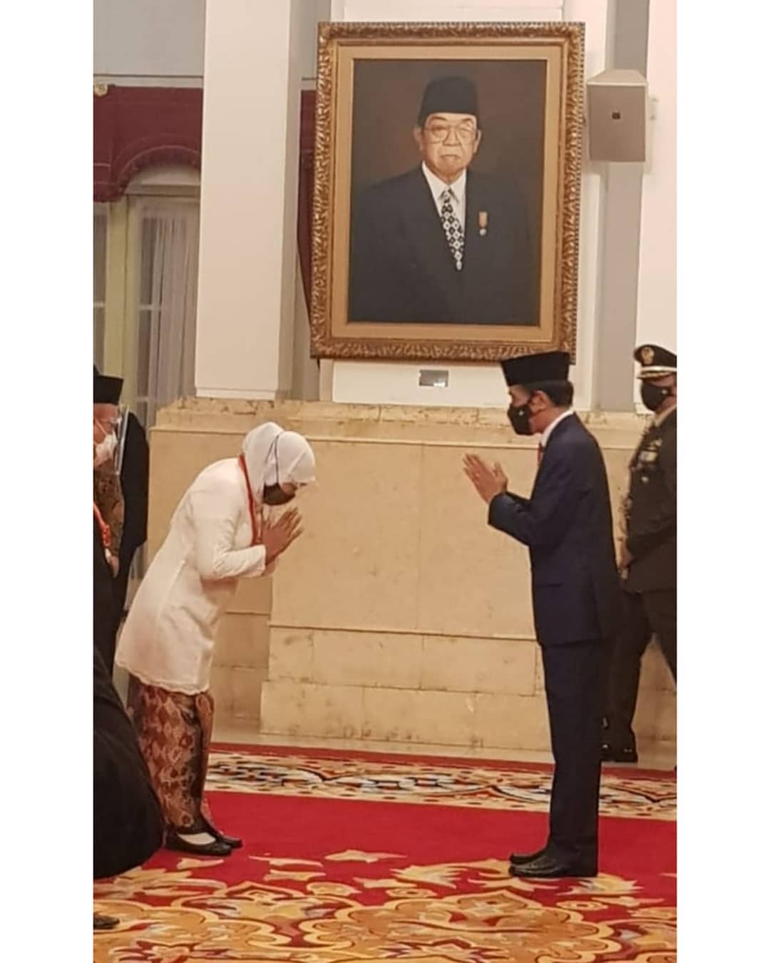 Dinilai Berjasa Bagi Kemajuan Bangsa, Gubernur Khofifah Dianugerahi Bintang Mahaputra Adipradana oleh Presiden Jokowi