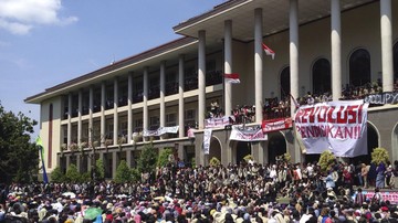 Mahasiswa UGM Yogyakarta aksi di depan kantor Rektorat