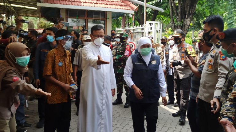 Pantau Misa di Sidoarjo, Khofifah: Harus Jaga Jarak Tapi Hati Tak Boleh Berjarak