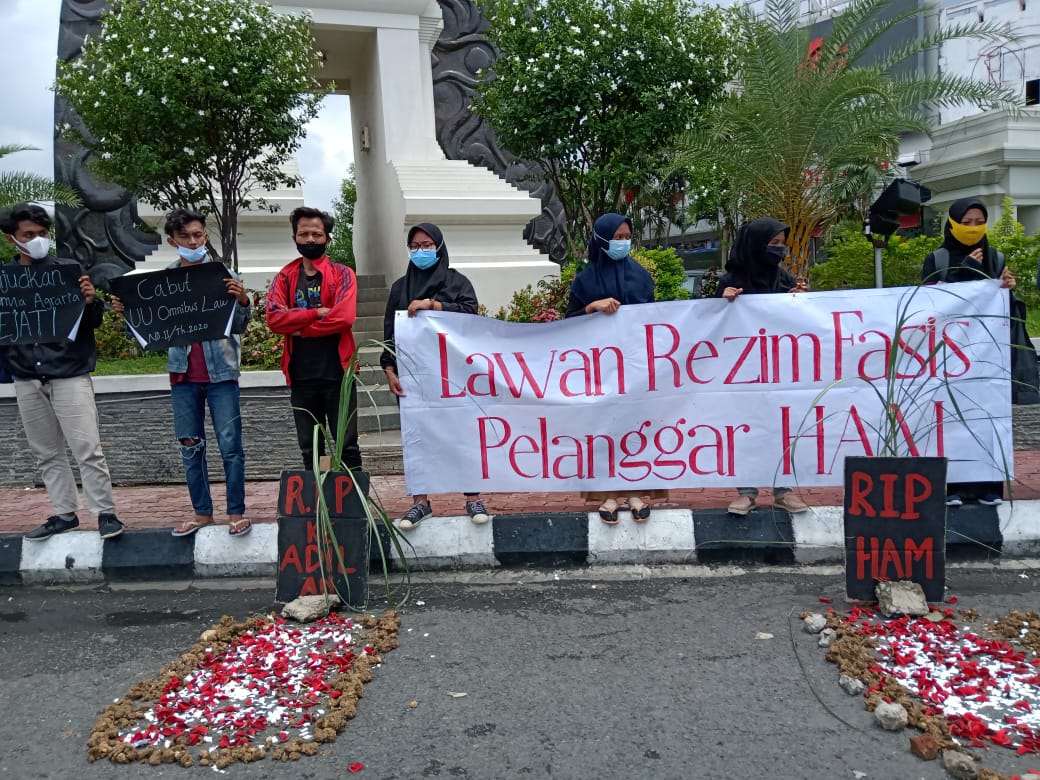 Peringati Hari HAM Sedunia, Mahasiswa di Gresik Gelar Aksi Tabur Bunga