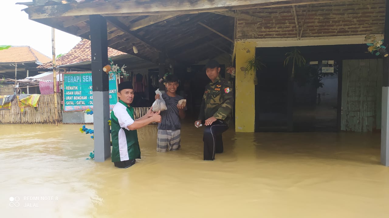 Bantu Korban Banjir, GP Ansor Blega Bakti Sosial