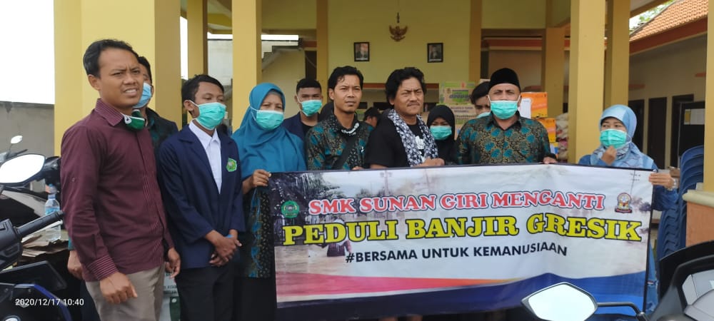 SMK Sunan Giri Salurkan Bantuan untuk Warga Terdampak Banjir Luapan Kali Lamong