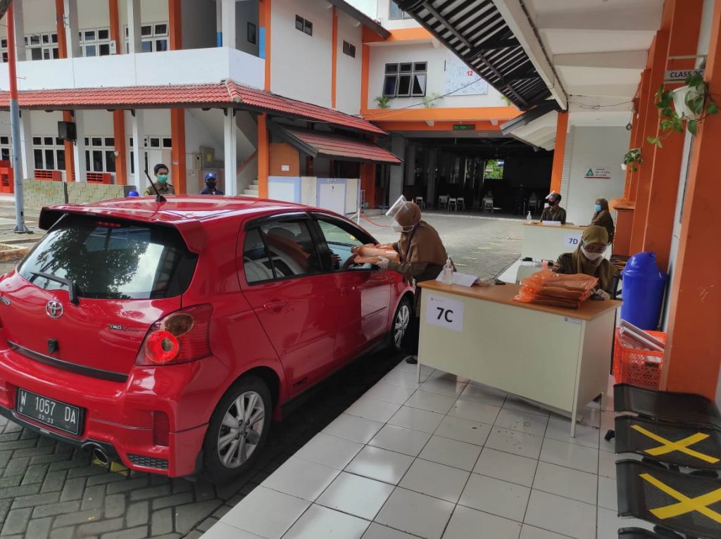 SMP Muhammadiyah 12 GKB Gelar Pembagian Rapor Drive Thru