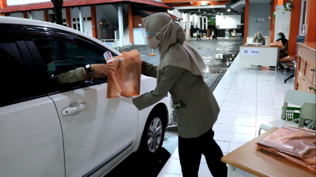 SMP Muhammadiyah 12 GKB Gelar Pembagian Rapor Drive Thru