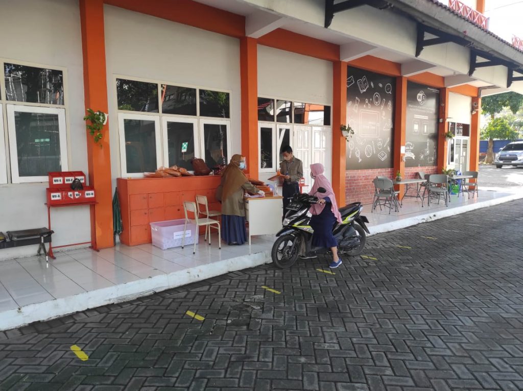 SMP Muhammadiyah 12 GKB Gelar Pembagian Rapor Drive Thru