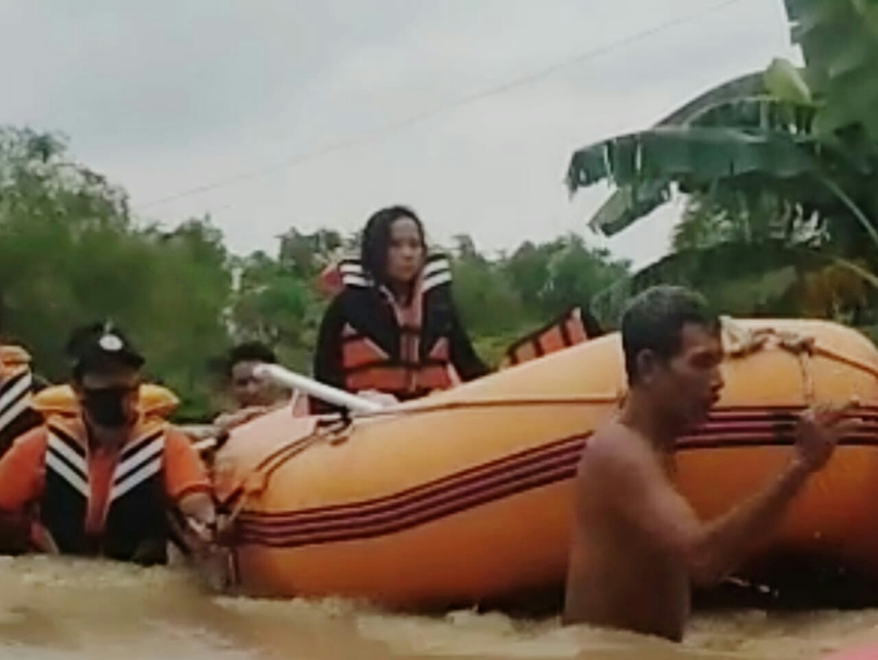 Dua Bocah Terseret Arus Banjir Luapan Kali Lamong, Satu Orang Hilang