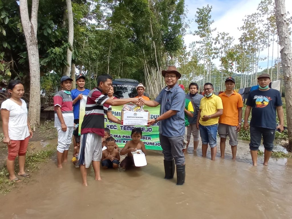 PC IKAPMII Jember bersama PK IKAPMII Tempurejo melaksanakan program IKAPMII Jember Peduli korban banjir di Kecamatan Tempurejo. (Dok. Foto: IKAPMII Jember/Beritabaru.co)