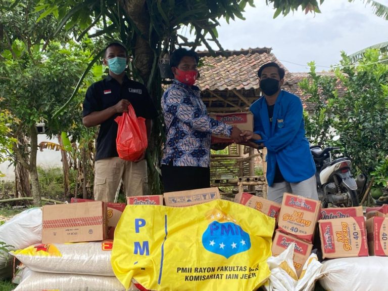 Penyaluran Sembako Untuk Korban Banjir Grenden (Foto: Nur Iksan)