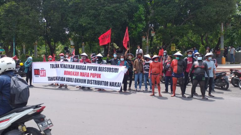 Kelangkaan Pupuk, Forkot dan Petani Gresik Unjuk Rasa di PT Petrokimia