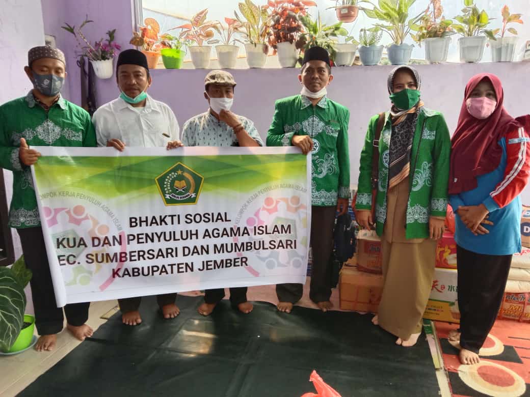 Penyuluh Kantor Urusan Agama (KUA) di Jember memberikan donasi untuk masyarakat korban banjir akibat luapan sungai Bedadung, di Kelurahan Tegal Boto pada, Senin (01/02/2021).