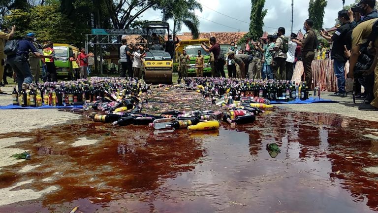 2.670 Botol Miras di Pamekasan Dimusnahkan, Bau Alkohol Menyengat