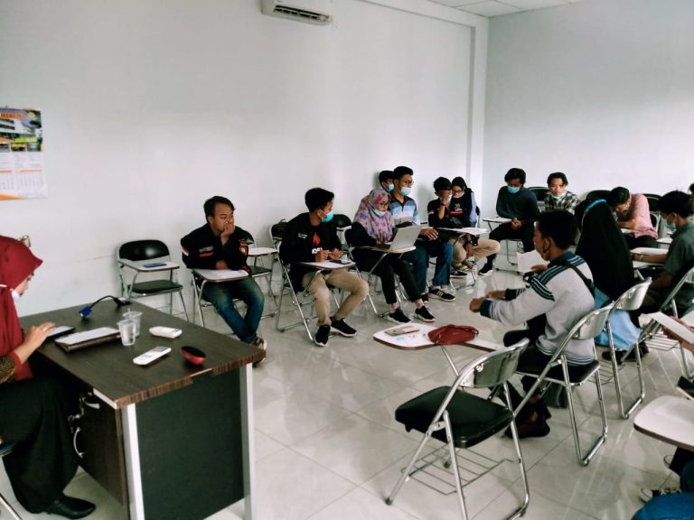 Mahasiswa STIE Mandala audiensi dengan birokrasi kampus soal kebijakan saving living vost bagi penerima KIP kuliah. (Foto: Beritabaru.co/ M. Sufyan)