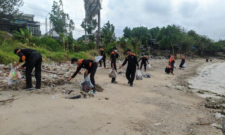 Air Rob Landa Pantai Lorena, IPNU IPPNU Paciran Gelar Aksi Sosial