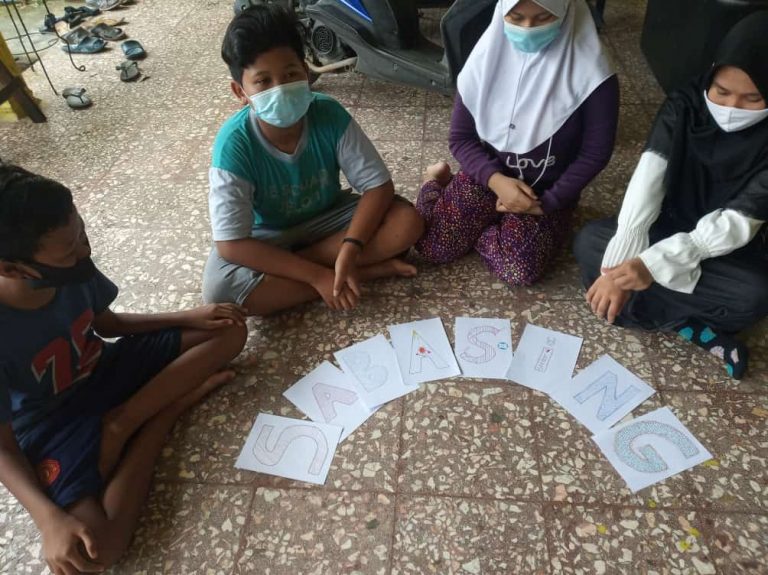 Permudah Belajar Bahasa Asing, Mahasiswa KKN UNEJ Ciptakan Program "Sabasing"