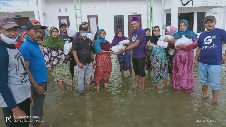 Gemati Berikan 100 Paket Sembako