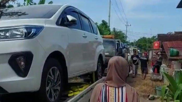 Warga Desa Sumurgeneng, Kecamatan Jenu, Kabupaten Tuban, beli mobil beramai-ramai. (Tribunnews/Istimewa)