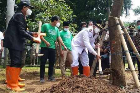 Hari Pertama Kerja, Bupati Sidoarjo Tanam Pohon