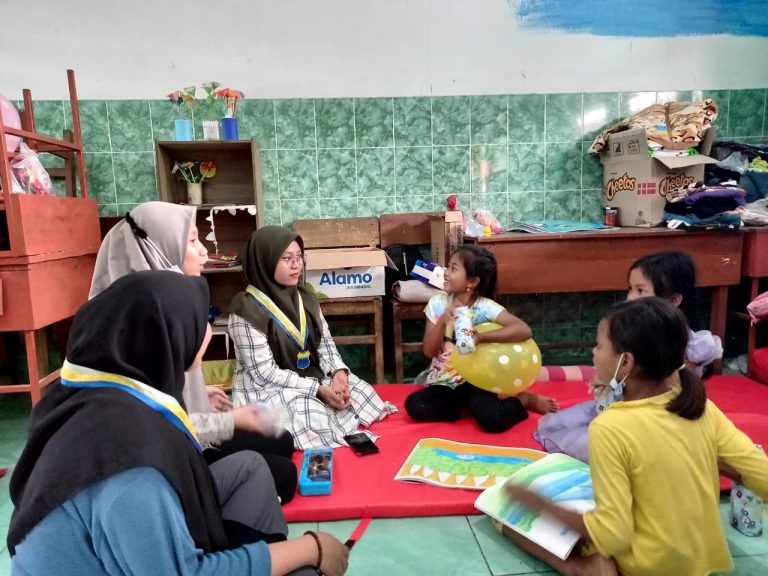 PMII Probolinggo Beri Edukasi Anak Korban Banjir