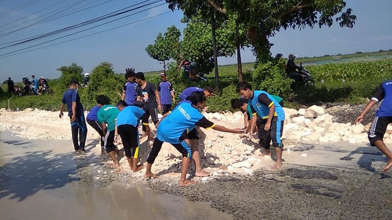 Kesulitan Berangkat Sekolah, Siswa di Lamongan Inisiatif Tambal Jalan