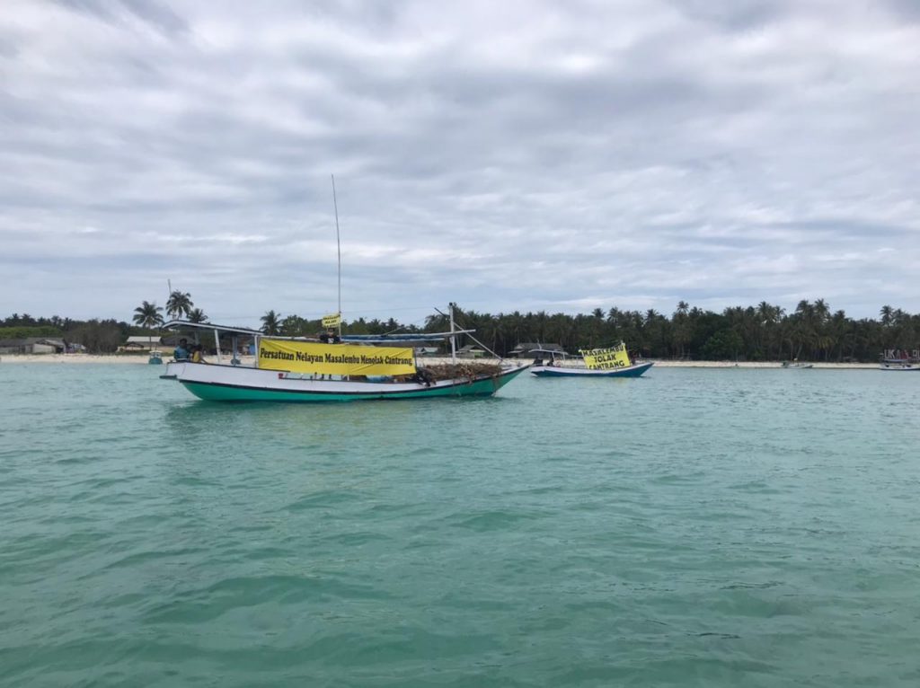 Nelayan Masalembu Tolak Cantrang Lewat Aksi Pawai Laut